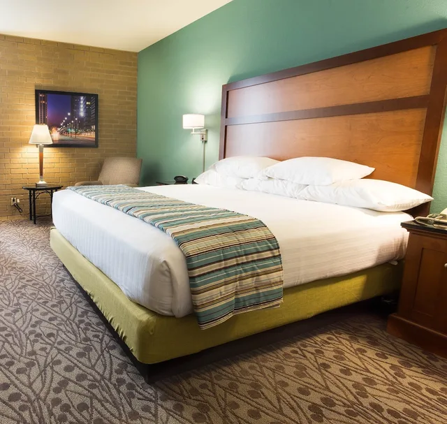 جناح بسرير كينج بغرفتين مع أريكة في طابق مرتفع، Drury Inn Suites Atlanta Morrow 1/5