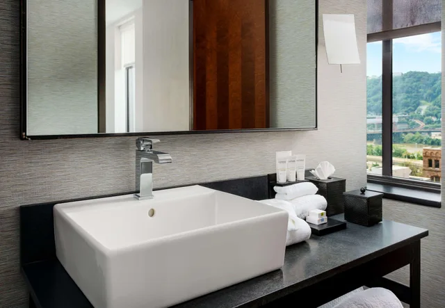 جناح بسرير كينج بغرفة نوم واحدة، Joinery Hotel Pittsburgh, Curio Collection by Hilton 2/3