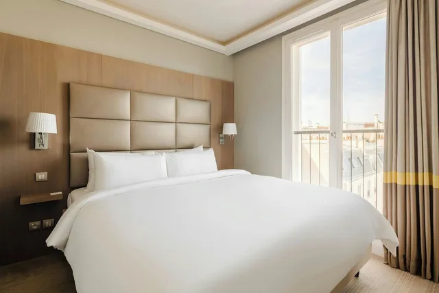 جناح بسرير كينج بشرفة مع أريكة، L Edmond Hotel Parc Monceau 4/5