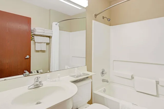 غرفة بسرير كوين، Microtel Inn And Suites Burlington 5/5