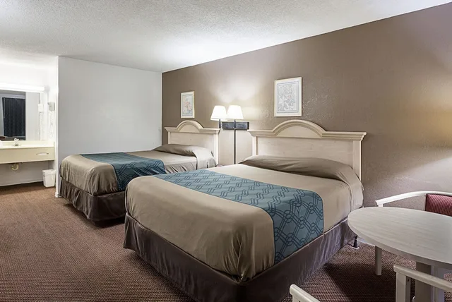 Standard, 2 Queen Beds, Smoking, Rodeway Inn Lake City I-75 2/6