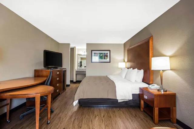 غرفة قياسية بسرير كينج، Quality Inn and Suites University Area NC 3/6