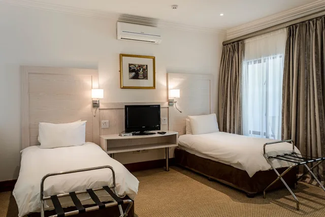 غرفة عائلية بسرير كوين وسريرين منفصلين، Val Du Charron Coach House 6/10