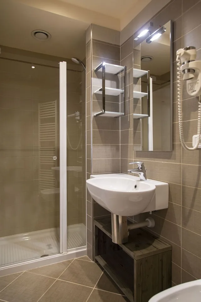 غرفة قياسية بسرير مزدوج وسرير بطابقين، HOTEL ANTICO BORGO 3/3
