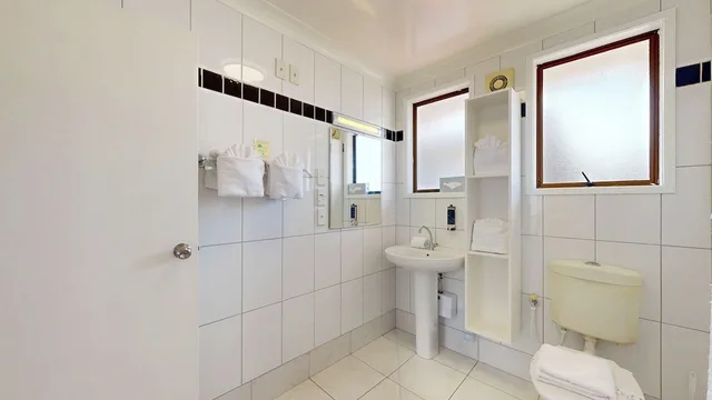 غرفة بسرير كوين وسريرين منفصلين بغرفة نوم واحدة، Albatross Motel 10/10