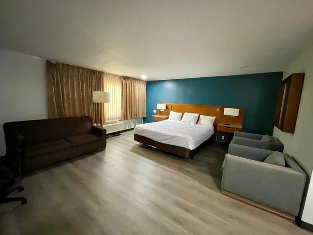 Suite, Portside Inn & Suites 4/7