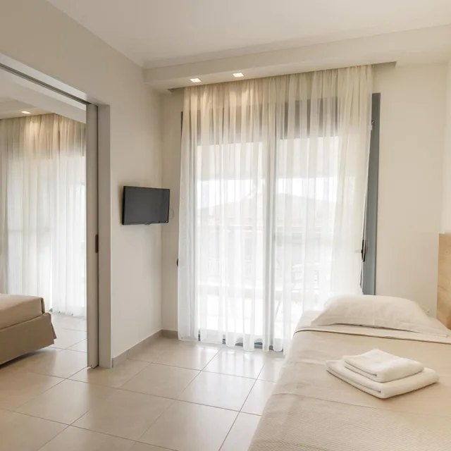غرفة ثلاثية، Marialena Hotel 2/8