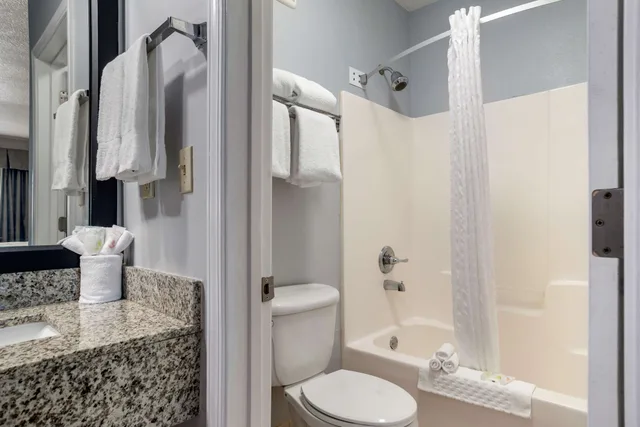 غرفة قياسية بسريرين كوين، Best Western Navarre Waterfront 8/8
