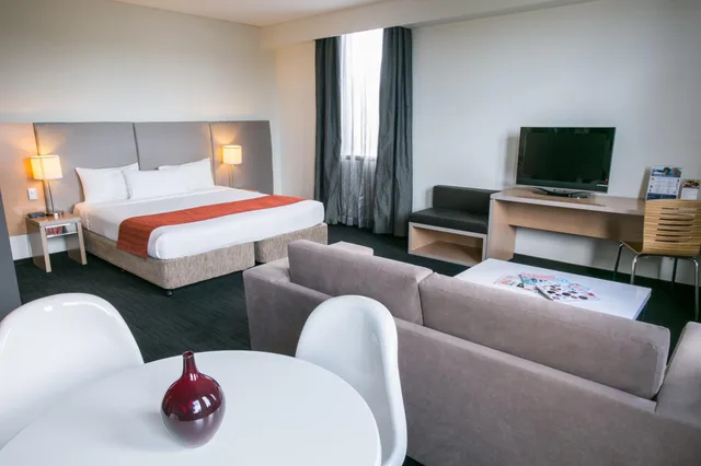 جناح، Alpha Hotel Eastern Creek 1/2