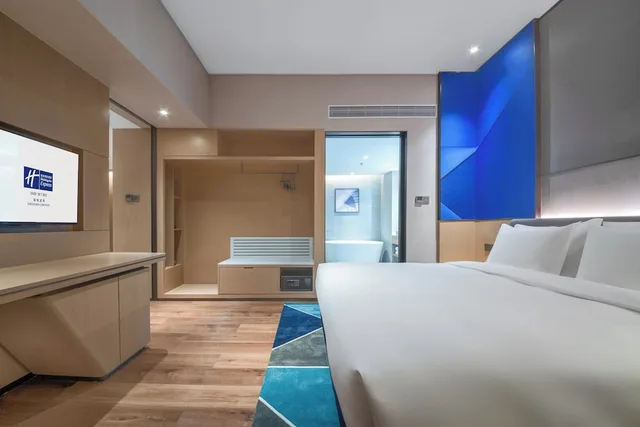 جناح بسرير كينج بإطلالة على المدينة بغرفة نوم واحدة بمنطقة جلوس، Holiday Inn Express Shenzhen Longhua 1/3