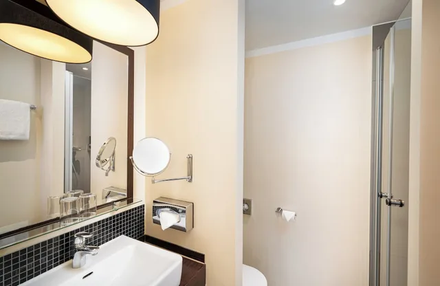 غرفة ثلاثية بسرير مزدوج وسرير فردي، LEONARDO HOTEL BERLIN 6/7