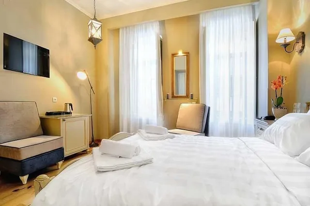 Luxury, Double Bed, Hotel Antique 2/10