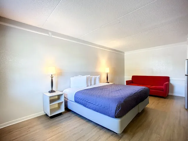غرفة بسرير كينج مع أريكة، Motel 6 Jacksonville Fl Airport Area South 2/10