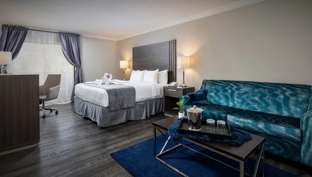 غرفة غراند بسرير كينج مع أريكة، Palazzo Lakeside Hotel 1/1