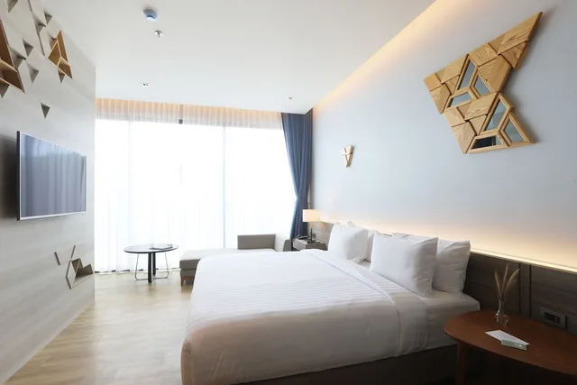 غرفة ديلوكس بسرير كينج بشرفة، The Signature Hotel Airport 5/8