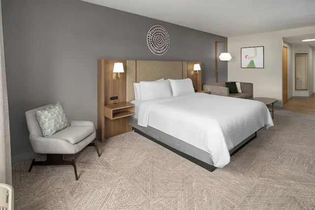 غرفة قياسية بسرير كينج مع أريكة، Holiday Inn Midland 4/8