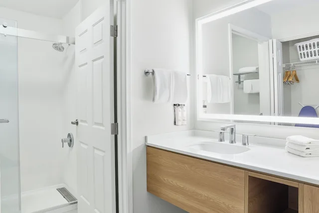 جناح بسرير كينج وسرير فردي بغرفة نوم واحدة بمطبخ، Staybridge Suites Peoria Downtown 4/6