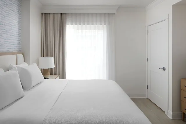 جناح بسرير كينج بإطلالة على المدينة بغرفة نوم واحدة مع أريكة، Bethany Beach Ocean Suites Residence Inn 1/9