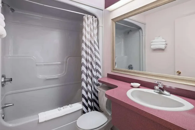 جناح بسرير كينج بإطلالة على الجبل، Travelodge by Wyndham Grand Falls 2/2