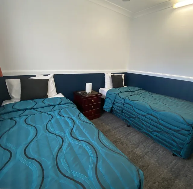 Downstairs, 2 Bedrooms, 1 Queen and 3 Single Beds، Centre Point Mid City Motor Inn 1/4