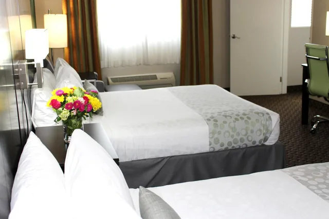 غرفة بسريرين كوين بحوض استحمام لذوي الإعاقة، Best Western Plus La Mesa San Diego 3/3