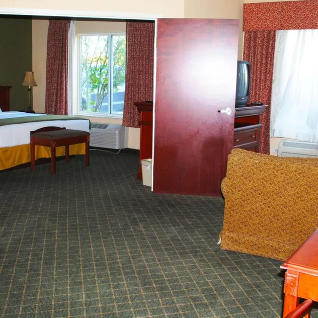 جناح بسرير كينج بجاكوزي، Magnuson Hotel Commerce 2/5