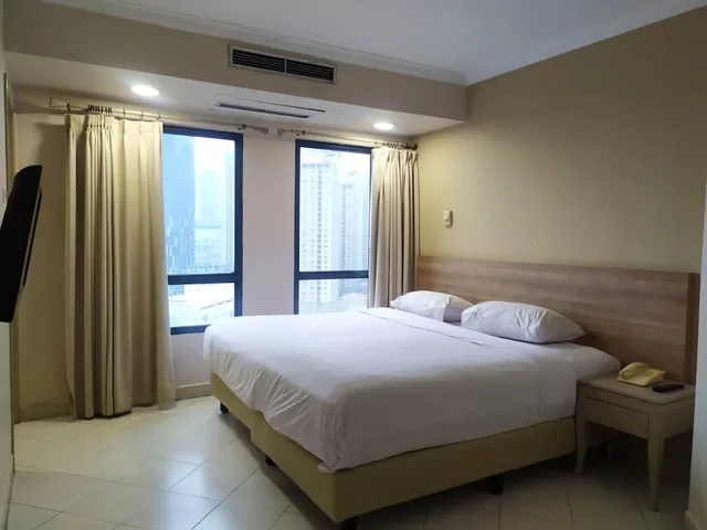 غرفة عائلية بسرير كوين وسريرين منفصلين بـ3 غرف نوم، Grand Tropic Suites Jakarta 4/10