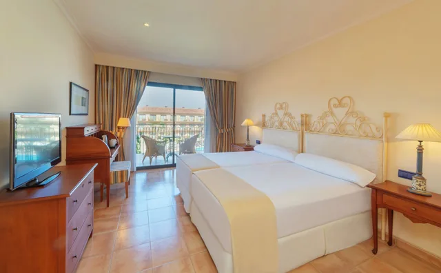 غرفة بسريرين منفصلين، La Quinta Menorca by PortBlue Boutique - Adults Only 1/4