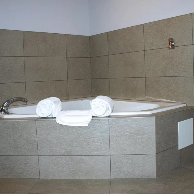 جناح بسرير كينج بحوض جاكوزي، Country Inn & Suites by Radisson, Carlisle, PA 3/3