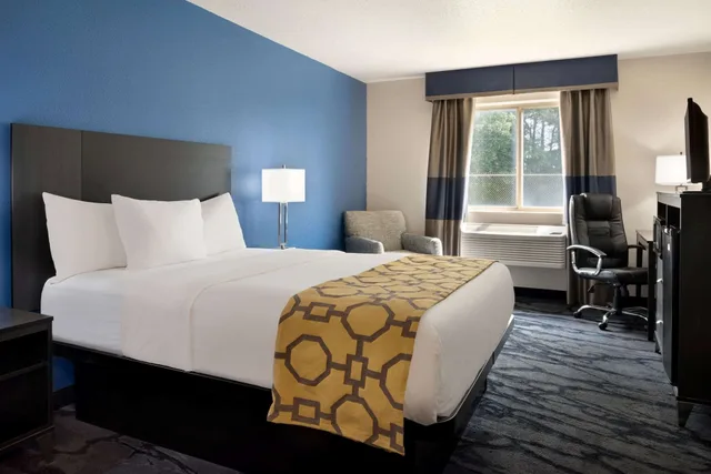 غرفة بسرير كوين، Baymont Inn and Suites by Wyndham Swanton/Toledo Airport 2/4