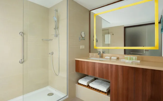 جناح جونيور بسرير كينج بغرفة نوم واحدة مع أريكة، Courtyard by Marriott Tashkent 9/10