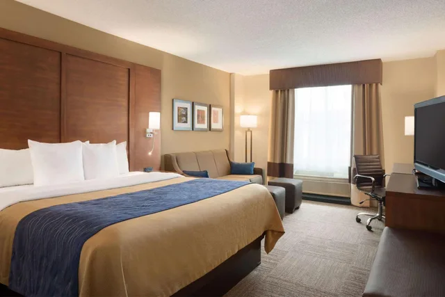 غرفة بسرير كينج مع أريكة، Comfort Inn and Suites Presidential 2/4
