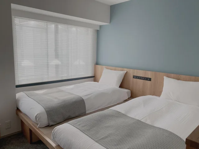غرفة بسريرين منفصلين وسرير بطابقين، The Tourist Hotel & Cafe Akihabara 1/1