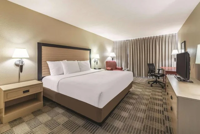غرفة ديلوكس بسرير كينج، Ramada by Wyndham Fairfield NJ 1/1