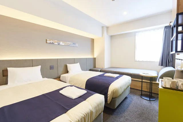 غرفة ركنية بسريرين منفصلين مع أريكة، hotel MONday Akihabara Asakusabashi 1/6