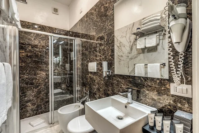 غرفة عائلية بسرير مزدوج وسريرين منفصلين، Relais Fontana di Trevi 9/10