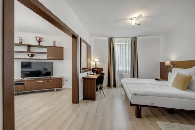 جناح بسرير كوين، Antares Hotel 2/10