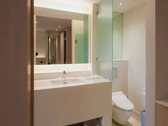 جناح سوبيريور بسرير كينج وسريرين منفصلين، Balcony Seaside Sriracha Hotel Serviced Apartments 6/9