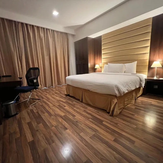 غرفة بسرير كينج بإطلالة على المدينة، فندق جولدن توليب للأجنحة الفندقية(Golden Tulip Al Khobar Suite Hotel) 3/10