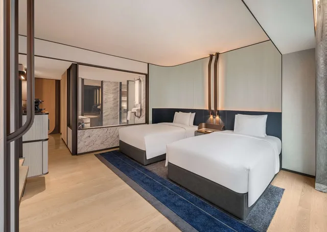 Connecting, King and Twin Beds, Hilton Saigon 1/4