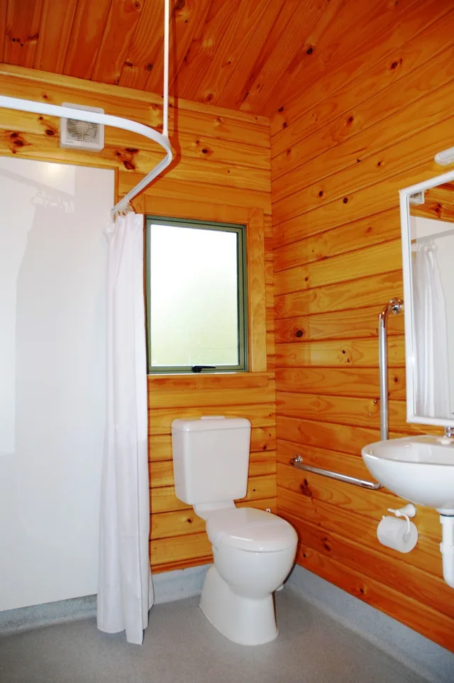 شاليه بسرير كوين وسريرين فرديين بغرفتي نوم، The Chalets Motel 6/6