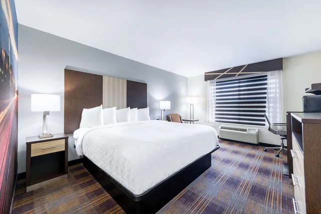 غرفة بسرير كينج، Clarion Pointe Madison-Huntsville 1/4