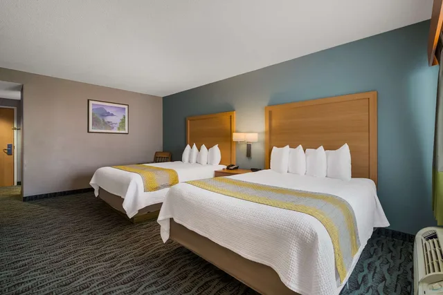 Mini, Suite, 2 Queen Beds, Sofa, Best Western Plus Executive Court Inn & Conference Center 1/3