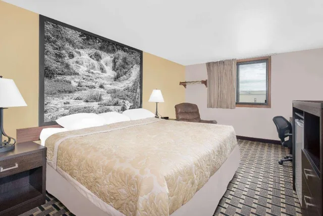 غرفة بسرير كينج يُسمح فيها بالحيوانات الأليفة، Super 8 by Wyndham Watertown 3/10