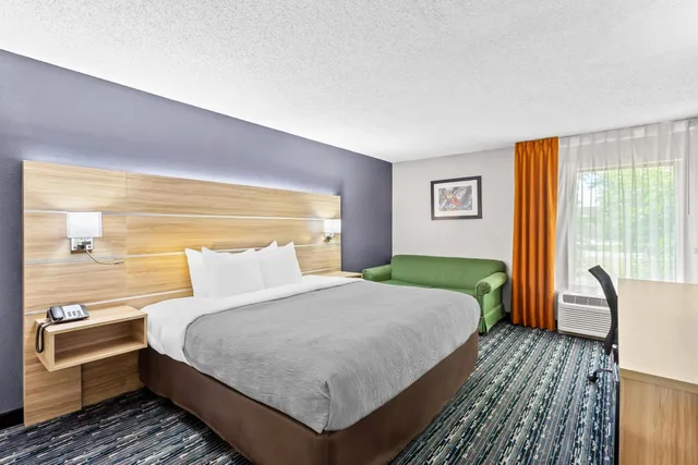 غرفة بسرير كينج بجاكوزي، Quality Inn Rochester South 2/10