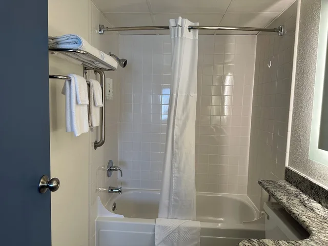 جناح بسرير كينج مع أريكة، Quality Inn & Suites Everett, WA 9/10