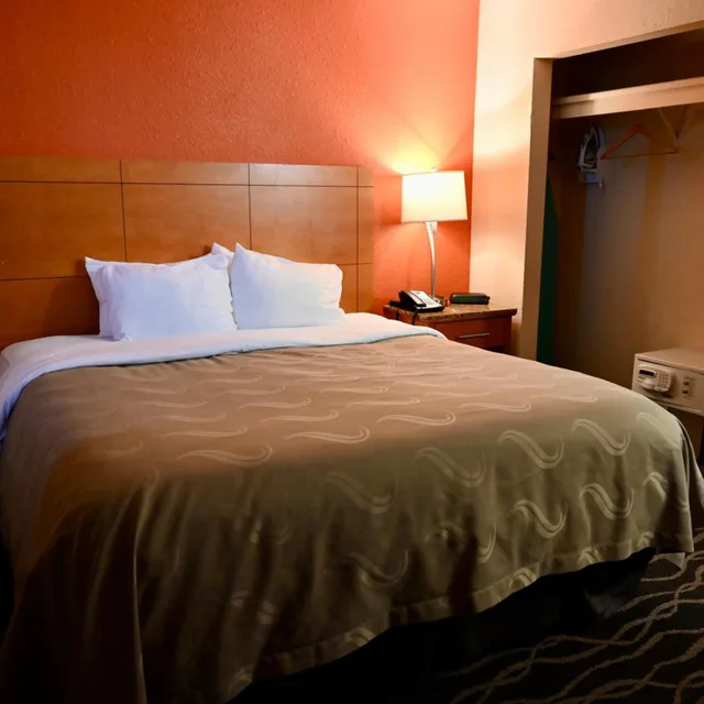 جناح بسرير كينج بغرفة نوم واحدة، Quality Inn & Suites I-35 Near Frost Bank Center San Antonio, TX 6/10