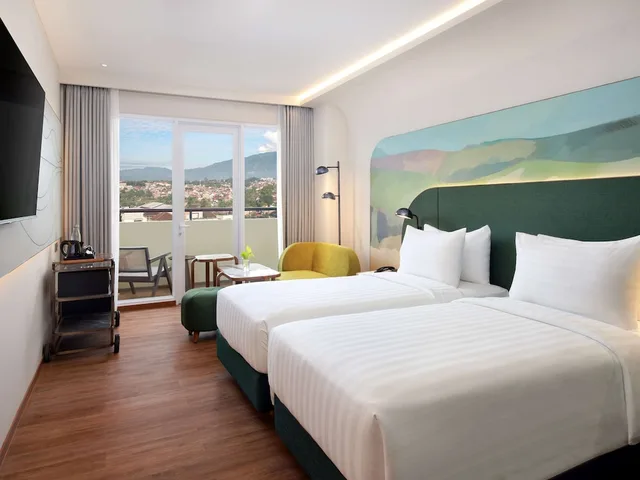 غرفة بريفيليج بسريرين منفصلين بشرفة، Mercure Garut City Center 1/4
