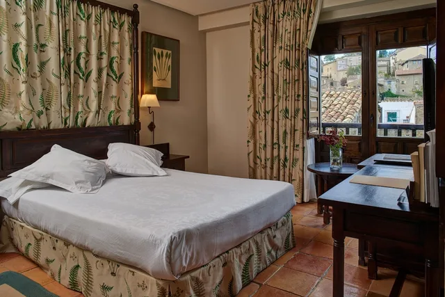 غرفة قياسية بثلاثة أسرّة، Parador de Sos del Rey Catolico 1/6