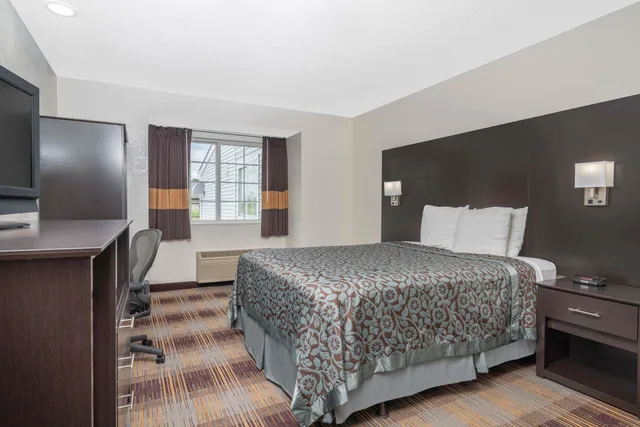 Standard, Queen Bed, Accessible, Days Inn By Wyndham Faribault 1/5